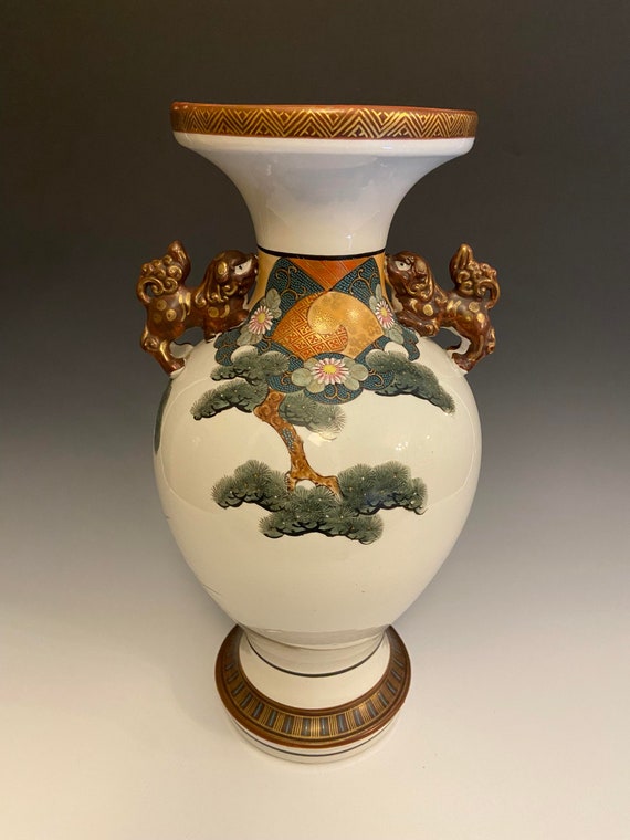 Kutani Samurai Vase – Hand-painted Warriors on Horseback – Shishi