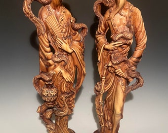 Une paire de figurines vintage chinoises en résine, nuances de brun