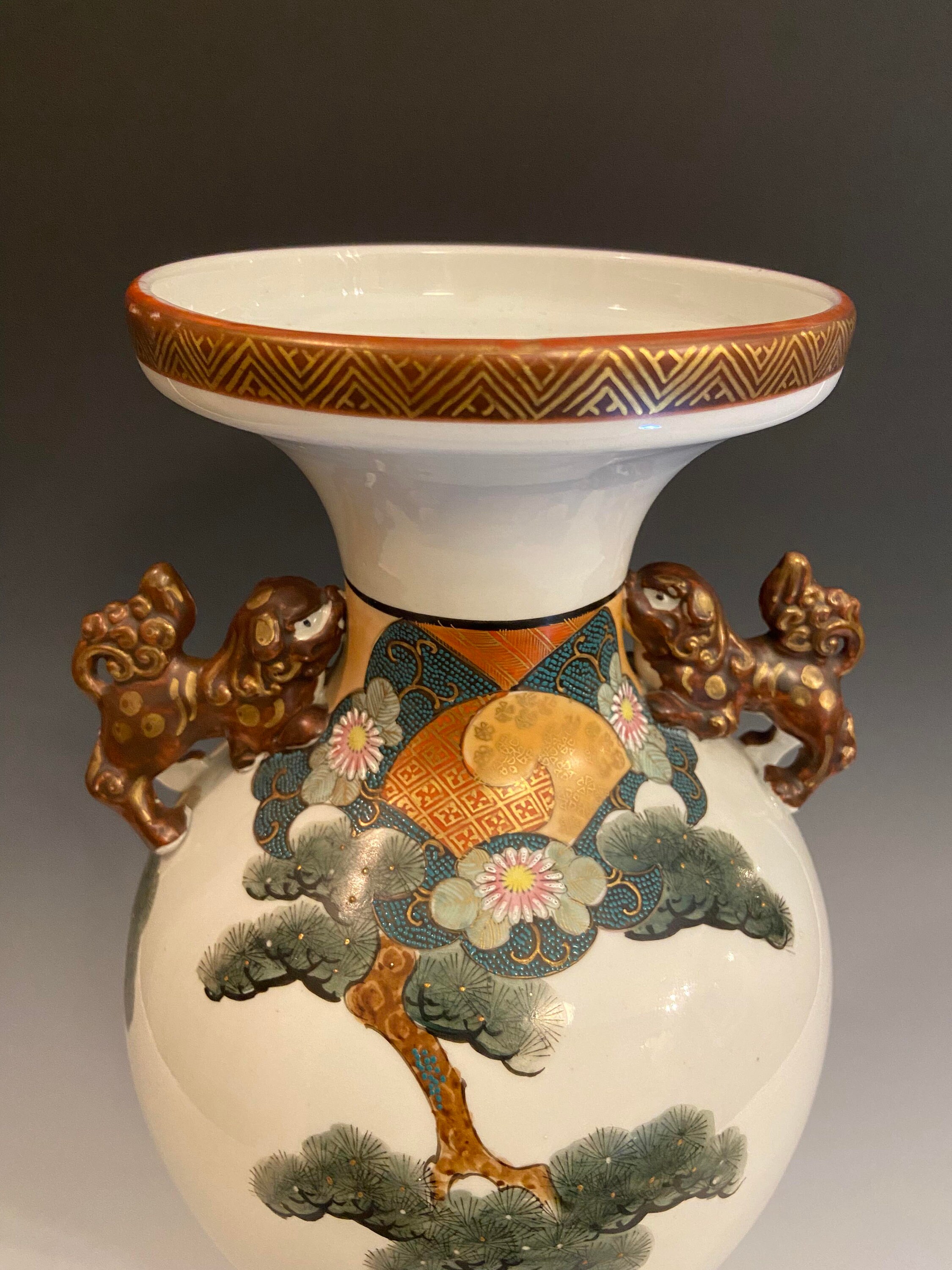Kutani Samurai Vase – Hand-painted Warriors on Horseback – Shishi