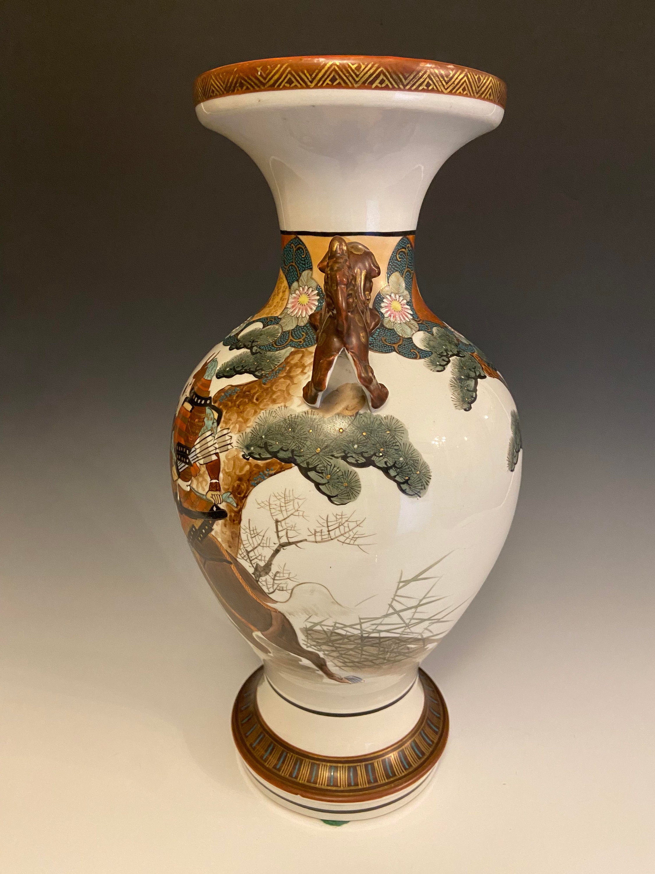 Kutani Samurai Vase – Hand-painted Warriors on Horseback – Shishi