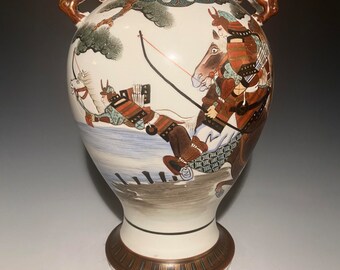 Kutani Samurai Vase – Hand-painted Warriors on Horseback – Shishi