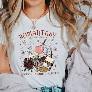 Romantasy Readers Society T-Shirt - Booklover Shirt für Fantasy & Romance Fans / Cozy Reader Tee / Geschenk für Leser:innen / Handmade