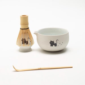 手描きの黒猫の陶器製抹茶碗、竹製の泡立て器と茶筅ホルダー付き、日本の抹茶作りキット