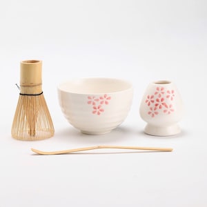 Weiße handbemalte Sakura-Keramik-Matcha-Schale mit Bambusbesen und Chasen-Haltern Bild 7
