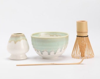 Ensemble matcha en céramique émaillée fluide, fouet en bambou et porte-chenets pour la cérémonie du thé