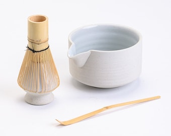 Graue Keramik Matcha Schale mit Ausgießer Keramik Matcha Kits Bambus Schneebesen Halter