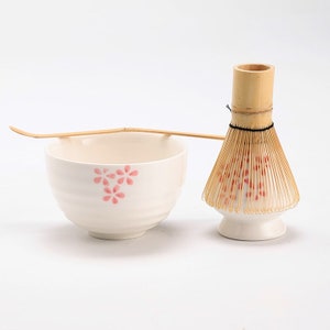 Weiße handbemalte Sakura-Keramik-Matcha-Schale mit Bambusbesen und Chasen-Haltern Bild 1