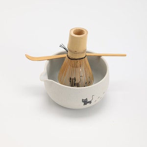 Handbemalte Matchaschale aus Keramik mit einer schwarzen Katze, einem Schneebesen aus Bambus und einem Chasen-Halter Bild 4