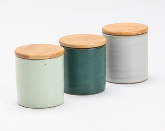 Contenitore per polvere di matcha in ceramica con coperchio in bambù