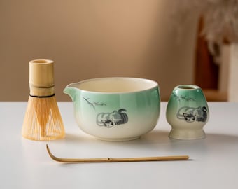 Set di ciotole per matcha Double Cat Green con frusta in bambù e supporto per chasen. Set di fruste per matcha da 450 ml.