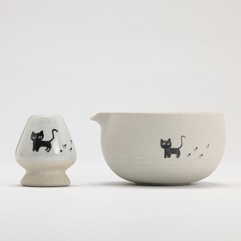Handbemalte Matchaschale aus Keramik mit einer schwarzen Katze, einem Schneebesen aus Bambus und einem Chasen-Halter Bild 5