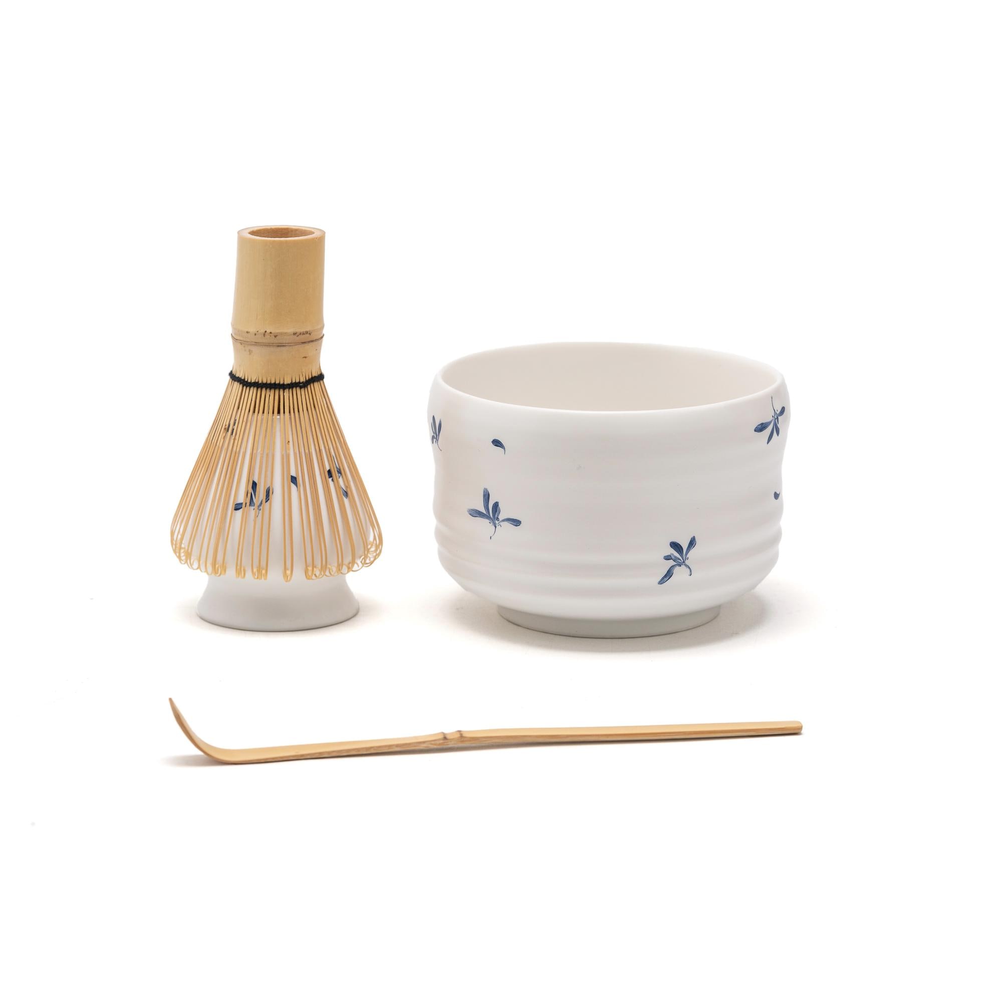手描きの蘭の陶器製抹茶碗、竹製の茶筅と茶筅ホルダー付き抹茶茶道