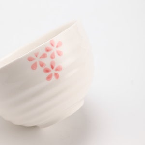 Weiße handbemalte Sakura-Keramik-Matcha-Schale mit Bambusbesen und Chasen-Haltern Bild 6