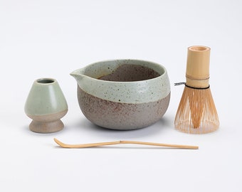 Bol à matcha en céramique de poterie grossière avec bec verseur, ensemble de cérémonie du thé matcha