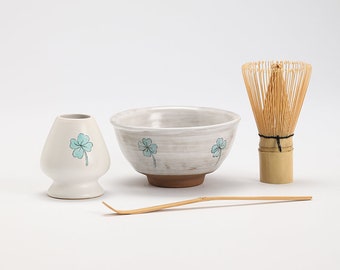 Bol à matcha en céramique trèfle à quatre feuilles peint à la main avec fouet en bambou et porte-chenille