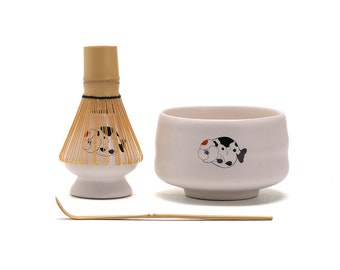 Juego de cuencos de matcha de cerámica blanca con forma de pez pintado a mano, batidor de bambú y soporte Chasen, juego para la ceremonia del té matcha japonés.