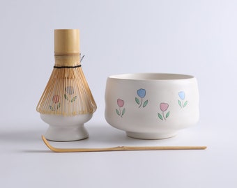 Handbemalte Blumen-Matcha-Schale aus weißer Keramik mit Bambus-Schneebesen und Chasen-Halter. Japanisches Matcha-Teezeremonie-Set