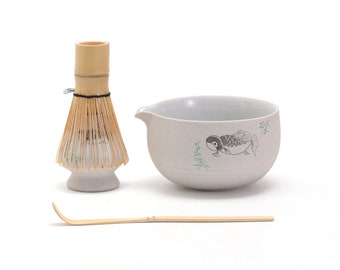 Cuenco Matcha de cerámica de pescado pintado a mano con pico, batidor de bambú y soporte Chasen, juego tradicional de ceremonia del té Matcha