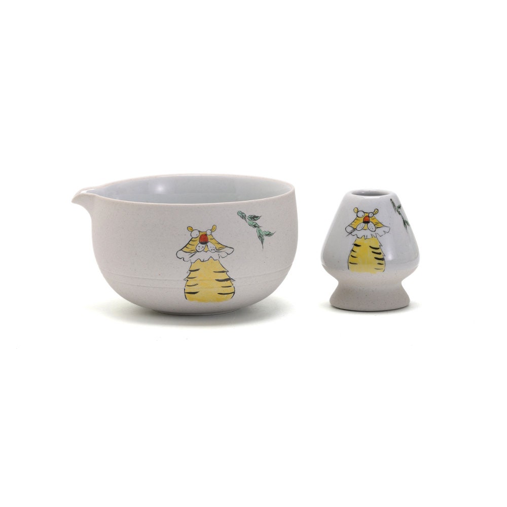 竹と魚の絵柄の茶碗 手描きの虎の陶器製抹茶碗と竹製の茶筅と茶筅ホルダー付き日本の