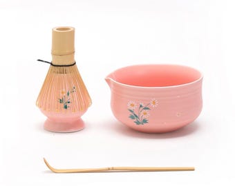 手描きの白いデイジーセラミック抹茶碗、注ぎ口付き竹製泡立て器、茶筅ホルダー、ピンクの伝統的な日本の茶道セット