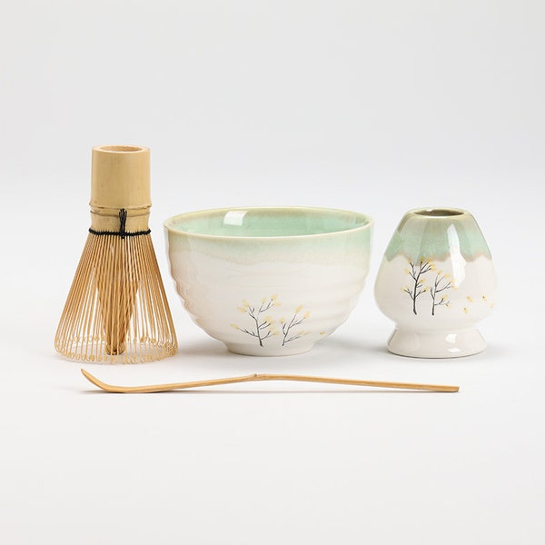 Handbemalte baumgrüne Matchaschale mit Bambusbesen und Chasen Halter Teezeremonie Set