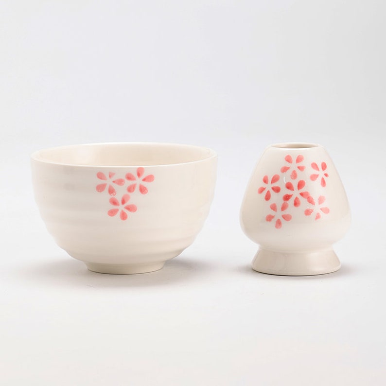 Weiße handbemalte Sakura-Keramik-Matcha-Schale mit Bambusbesen und Chasen-Haltern Bild 5