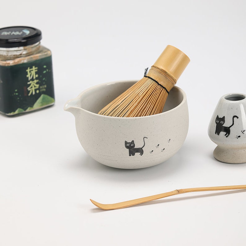 Handbemalte Matchaschale aus Keramik mit einer schwarzen Katze, einem Schneebesen aus Bambus und einem Chasen-Halter Bild 6
