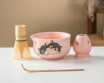 手描きのピンクのかわいいウサギの陶器製抹茶碗、竹製の茶筅と茶筅
