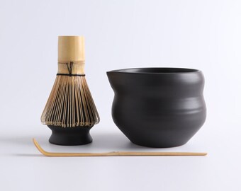 Schwarze Geschirr Keramik Matcha Schüssel mit Ausguss Matcha Whisk Teezeremonie Set