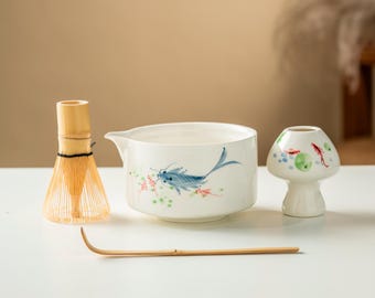 Juego de cuencos de cerámica para matcha con forma de pez pintado a mano (550 ml)