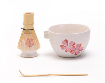手描きの桃の花の陶器製抹茶碗セット、竹製の茶筅と茶筅ホルダー付き