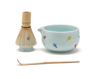 Juego de cuencos de matcha de cerámica con forma de pez pintado a mano, con pico, batidor de bambú y soporte para chasen, set de regalo de matcha celadón de 450 ml