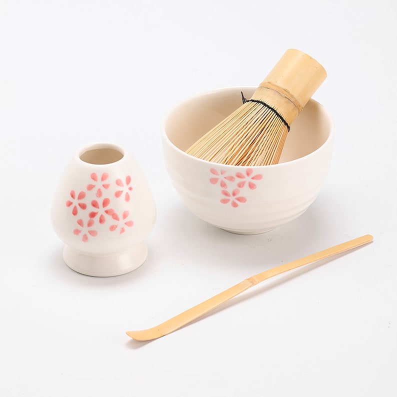 Weiße handbemalte Sakura-Keramik-Matcha-Schale mit Bambusbesen und Chasen-Haltern Bild 3
