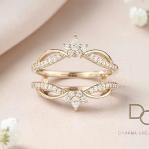 Moissanite Wedding Band Set, gebogene V-Form-Enhancer 14K Gelbgold-Finish, stapelbarer Brautschutzring, Jahrestagsgeschenk für Frauen