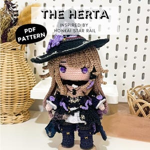 以下が含まれることがあります： Honkai Star Railにインスパイアされたかぎ針編みの人形。黒い帽子、紫色のアクセント、黒と紫のドレスが特徴です。「THE HERTA」と「PDF PATTERN」の文字が見えます。人形は紫色の目をしています。