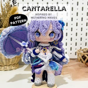 Puede incluir: Una muñeca de ganchillo hecha a mano llamada Cantarella, inspirada en Wuthering Waves, con una combinación de colores púrpura y blanco. La muñeca tiene grandes ojos azules, cabello púrpura y sostiene un pequeño parasol. La imagen también incluye el texto "PDF Pattern".