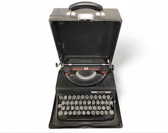 Antique Invicta Vintage Typewriter from the 1940s, black color and case