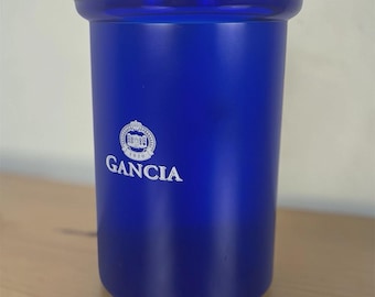 Reclame-ijsemmer met haak uit de jaren 80, gemaakt van blauw plastic.