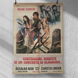 Op de afbeelding: Vintage filmposter met Mark Damon. De poster heeft een verweerde uitstraling met een vervaagde kleurenpalet. De illustratie toont verschillende figuren in een dramatische scène, met tekst aan de boven- en onderkant. De poster hangt aan een witte muur.