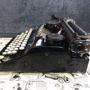 Antique Oliver portable typewriter, vintage, 1930s, black colour image 3