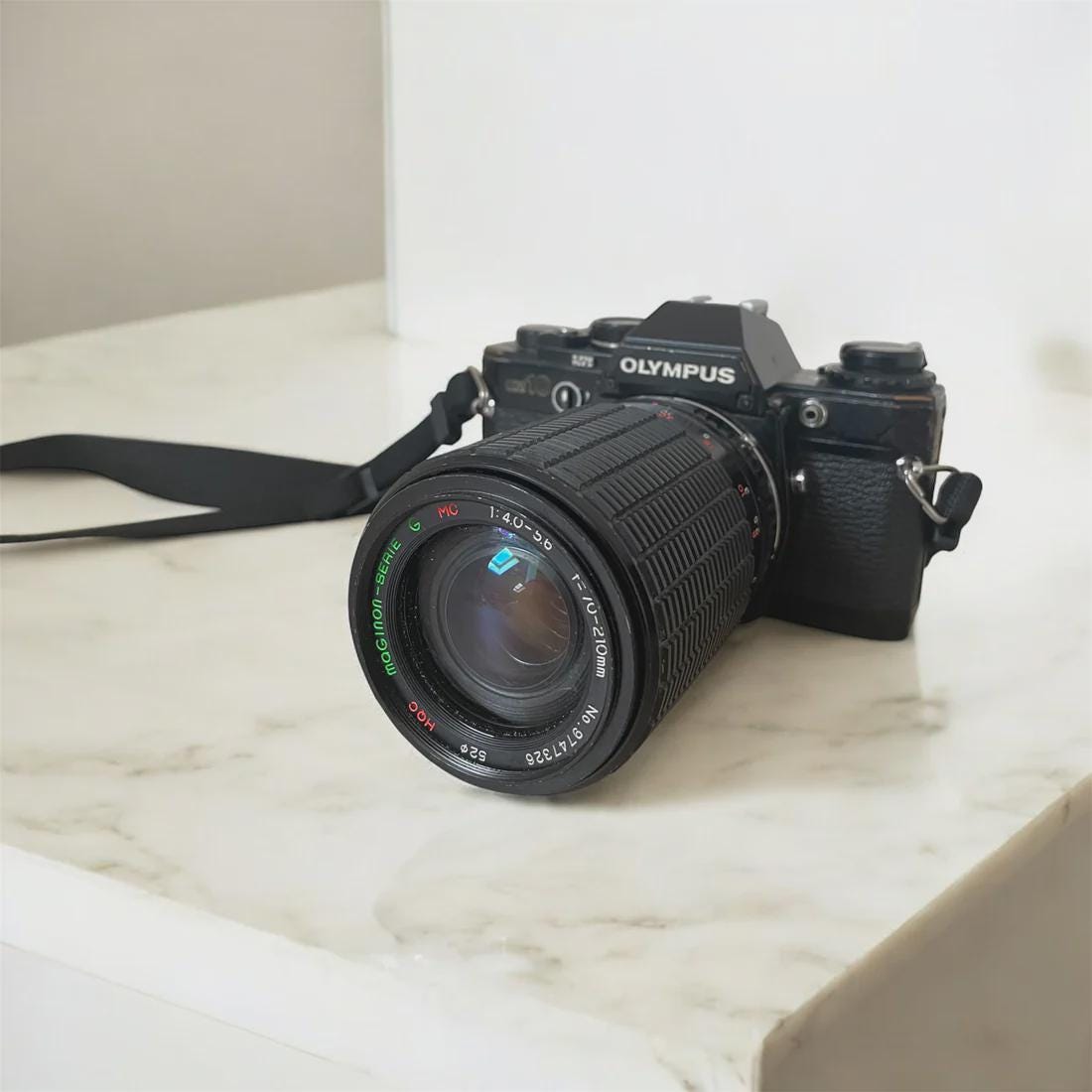 Olympus OM-10 avec Zuiko 75-150 mm 1: 4 et Adaptateur