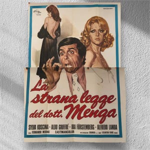 Può includere: Poster cinematografico italiano vintage per "La strana legge del dott. Menga". Il poster presenta illustrazioni di tre persone, con il titolo in grande scrittura rossa. Il cast e la troupe sono elencati in basso.