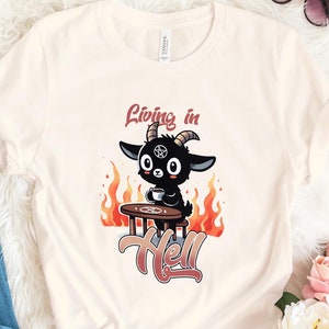 Shirt Living In Hell, schattig Baphomet-shirt, cartoon demon T-shirt, grappig duivel T-shirt, Gag cadeau voor haar, grappig demon shirt, grappig duivel T-shirt
