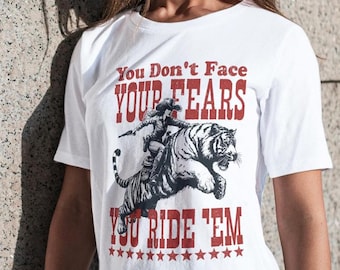 Camiseta vaquera montando tigre, camiseta no enfrentas tus miedos, los montas, camiseta divertida e inspiradora del oeste, camiseta intrépida, camiseta genial con tigre