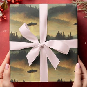 Carta da regalo con pittura a olio UFO, carta da regalo Rembrandt, carta da regalo aliena, carta da regalo fantascientifica, carta da regalo paesaggistica, carta da regalo meme artistica