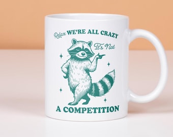 Relájate, todos estamos locos, no es una taza de competición, taza divertida de mapache, taza vintage con meme de animales, taza gráfica retro, taza divertida de salud mental