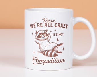 Relájate, todos estamos locos, no es una taza de competición, taza divertida de mapache, taza vintage con meme de animales, taza retro de mapache, taza divertida de salud mental