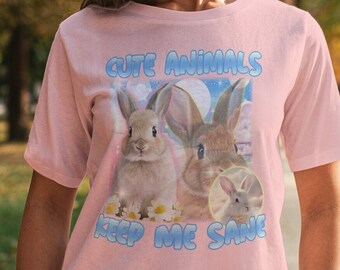 Bonita camiseta de conejo, camiseta con la frase "Animales bonitos que me mantienen cuerdo", divertida camiseta de conejo, camiseta con meme de animales, bonito regalo para ella, regalo para amantes de los animales, camiseta de los años 90