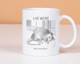 Tazza di opossum divertente, Live Weird Fake Your Death Mug, Tazza di arte animale, Tazza di caffè divertente, Disegno di opossum pazzo, Tazza di caffè esilarante