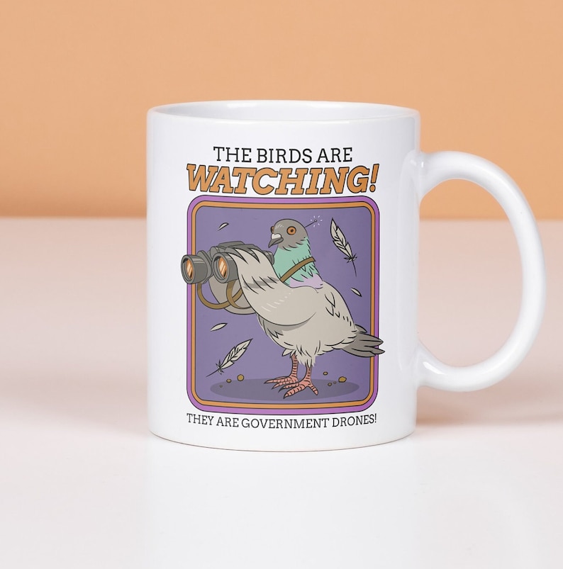 Roliga fåglar är drönare konspirationsteorier mugg, satirisk konspirationskaffekopp, konstig duva mugg, konspirationsgåva, fåglar är inte verkliga bild 1